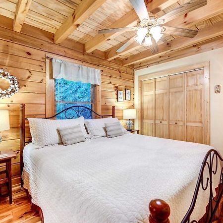Waynesville Cabin With Covered Deck And Fire Pit! Lake Junaluska Bagian luar foto