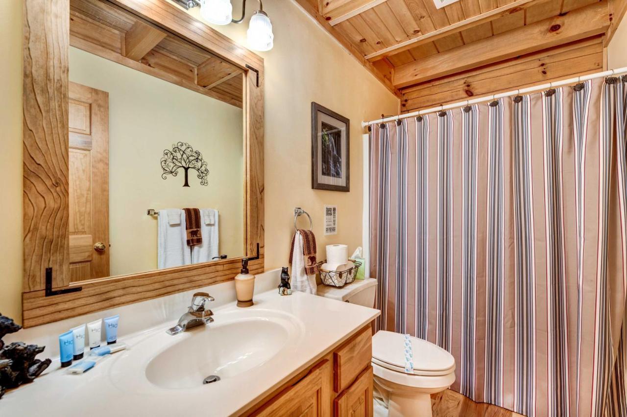 Waynesville Cabin With Covered Deck And Fire Pit! Lake Junaluska Bagian luar foto