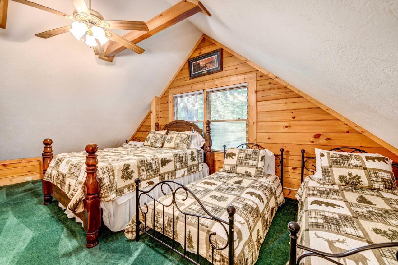Waynesville Cabin With Covered Deck And Fire Pit! Lake Junaluska Bagian luar foto