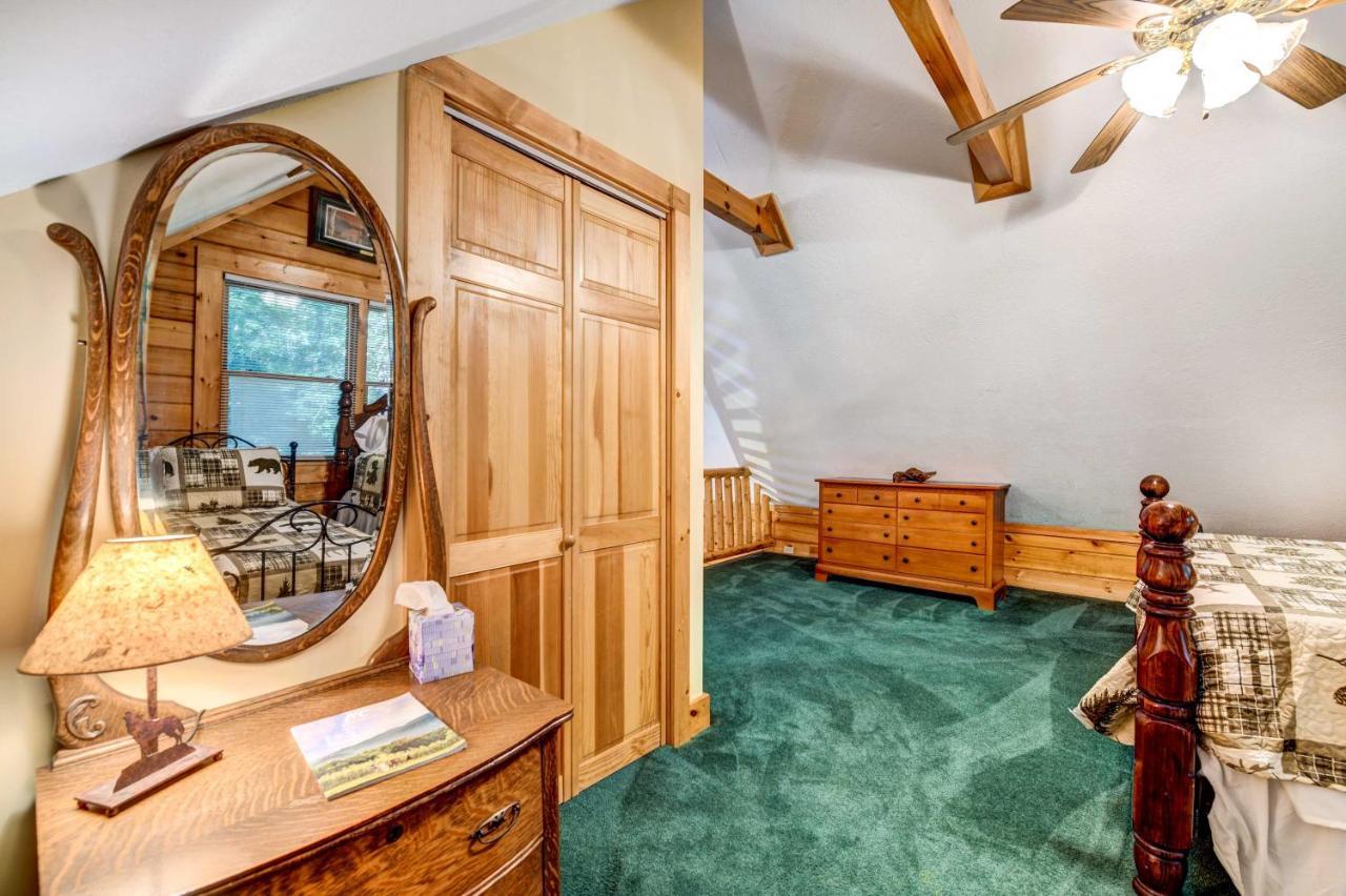 Waynesville Cabin With Covered Deck And Fire Pit! Lake Junaluska Bagian luar foto