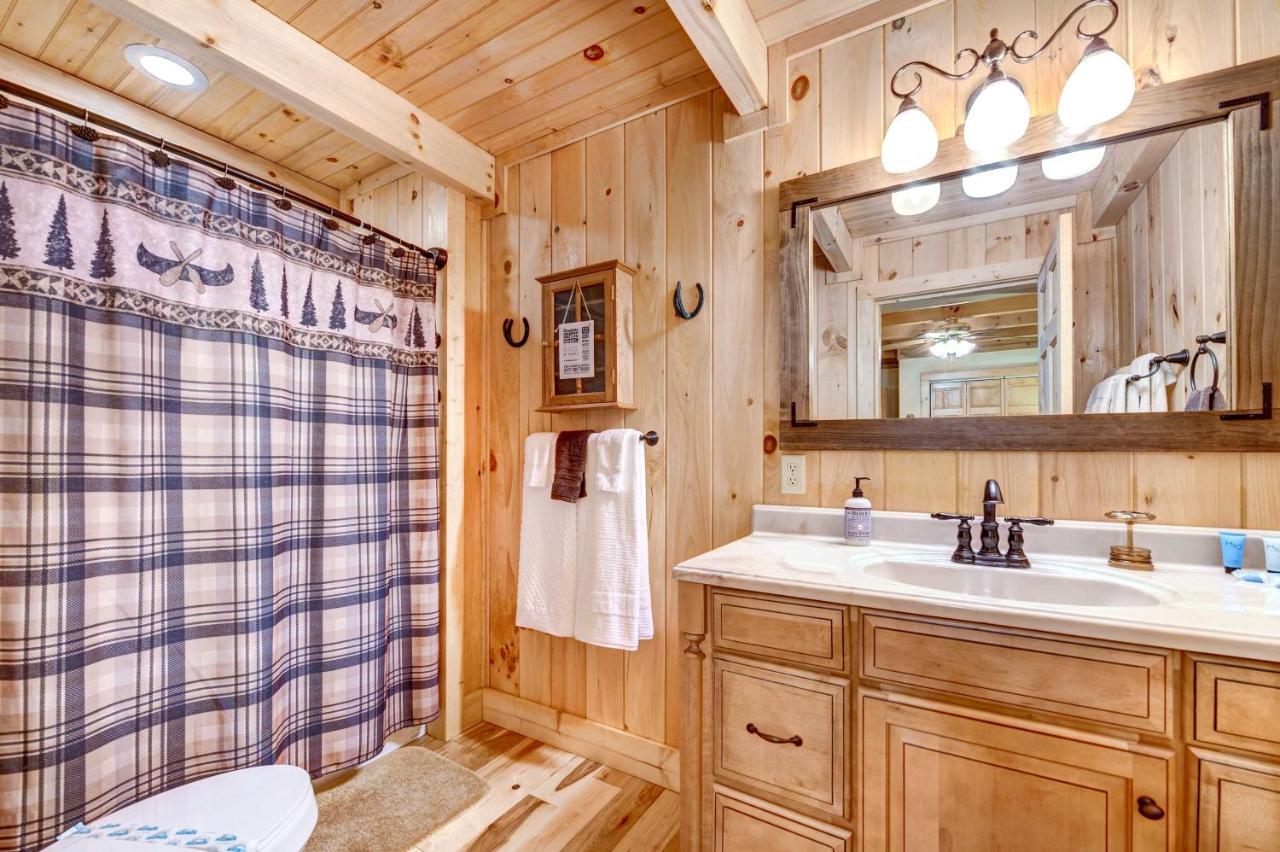 Waynesville Cabin With Covered Deck And Fire Pit! Lake Junaluska Bagian luar foto
