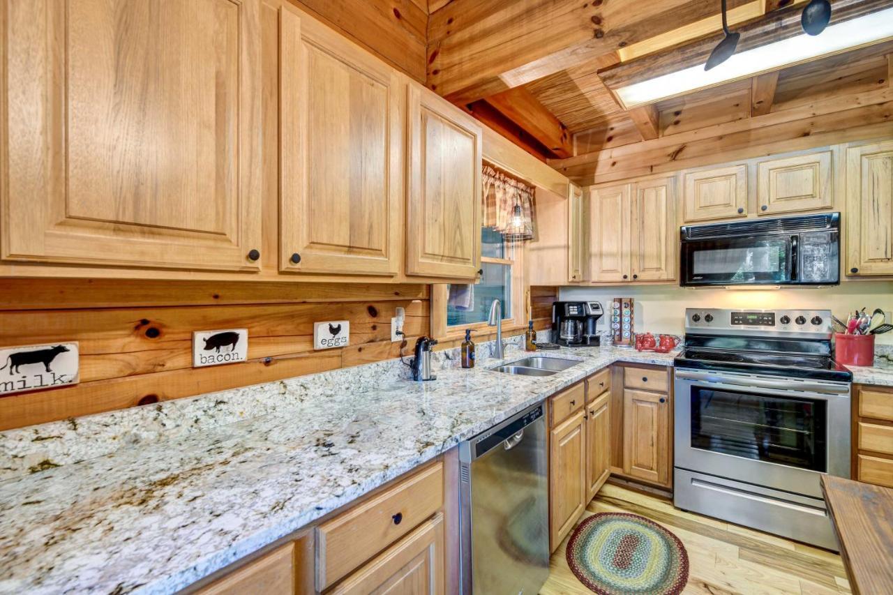 Waynesville Cabin With Covered Deck And Fire Pit! Lake Junaluska Bagian luar foto