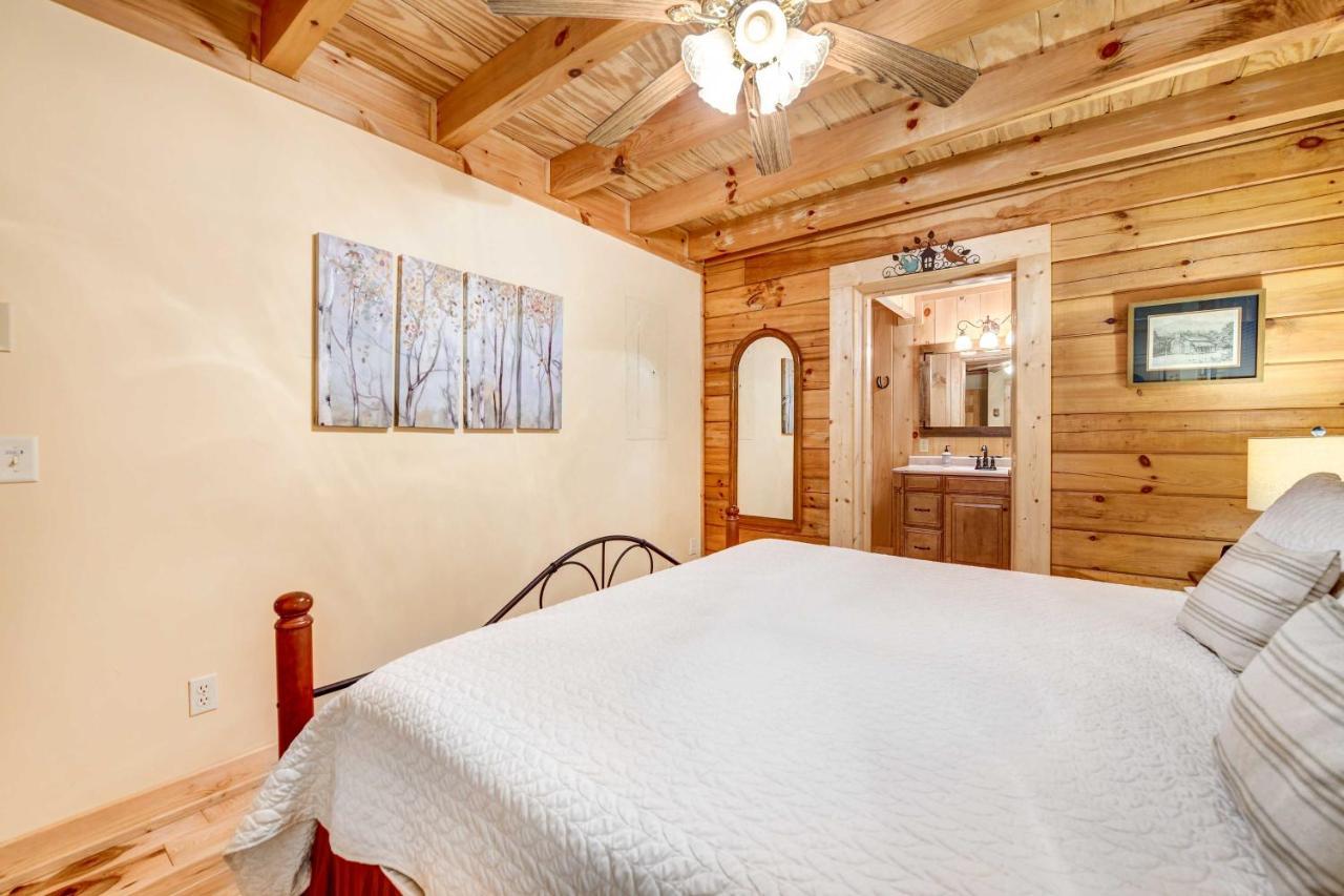 Waynesville Cabin With Covered Deck And Fire Pit! Lake Junaluska Bagian luar foto